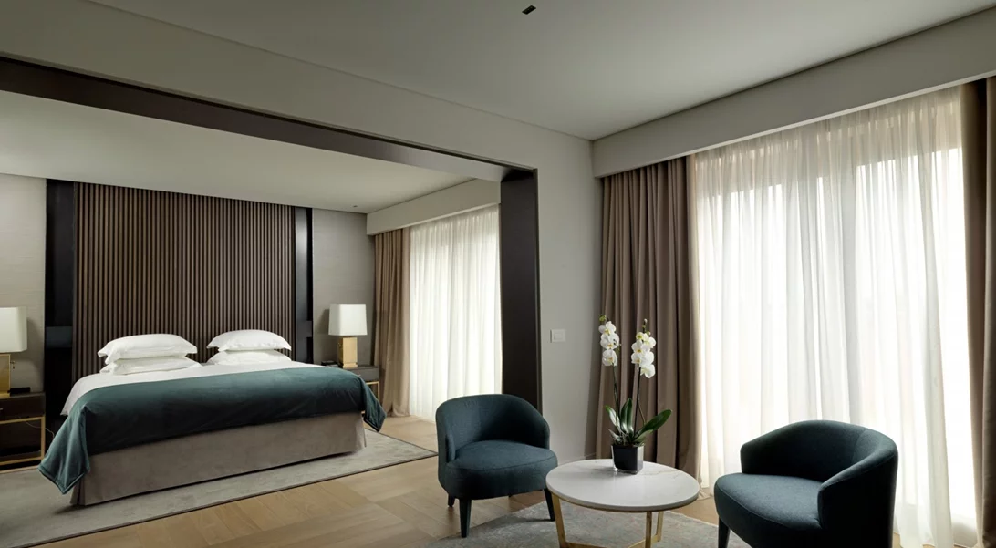 Η ανανεωμένη προεδρική σουίτα του NJV Athens Plaza σε περιμένει να την ανακαλύψεις