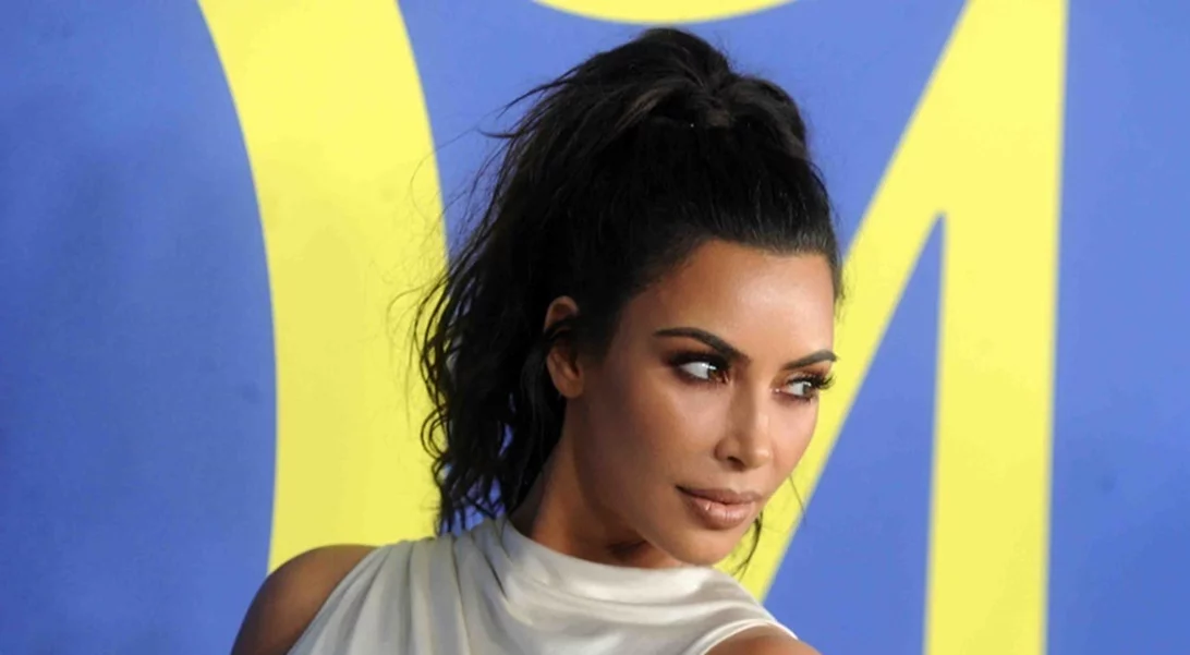 Είναι αυτή η πιο sexy (και εντυπωσιακή) εμφάνιση της Kim Kardashian;