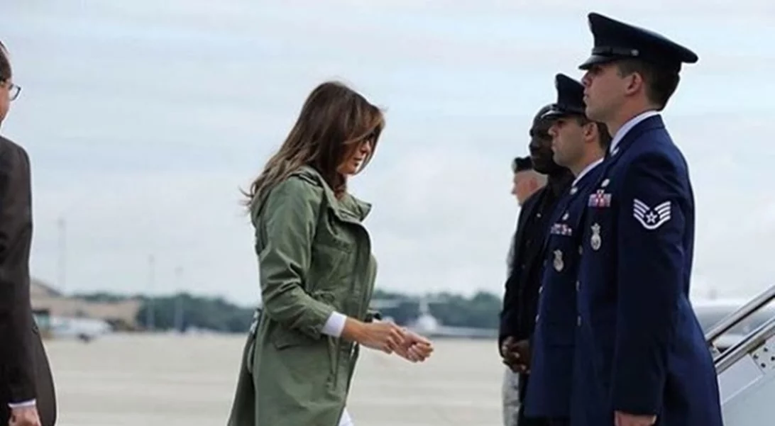 Melania Trump | Κάποιος άλλαξε το σύνθημα στο μπουφάν της