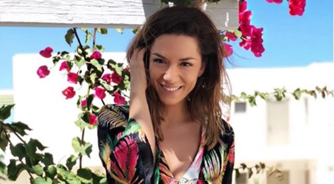 Βάσω Λασκαράκη | Έκανε τις πρώτες βουτιές και πόζαρε με μαγιό στην πισίνα!