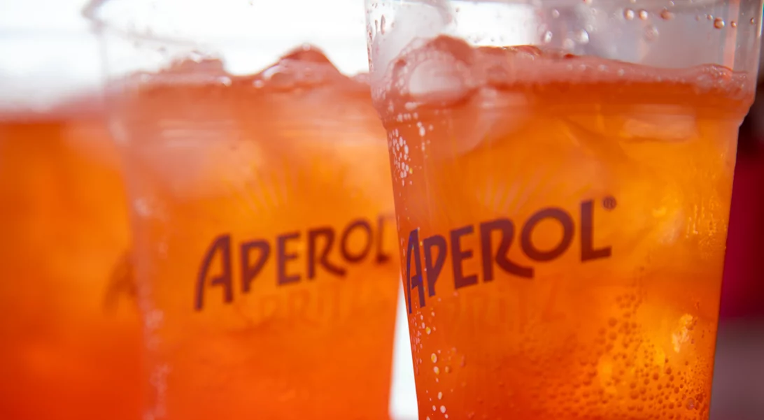 Η μεγαλύτερη έκπληξη του καλοκαιριού σε ένα εκπληκτικό beach party