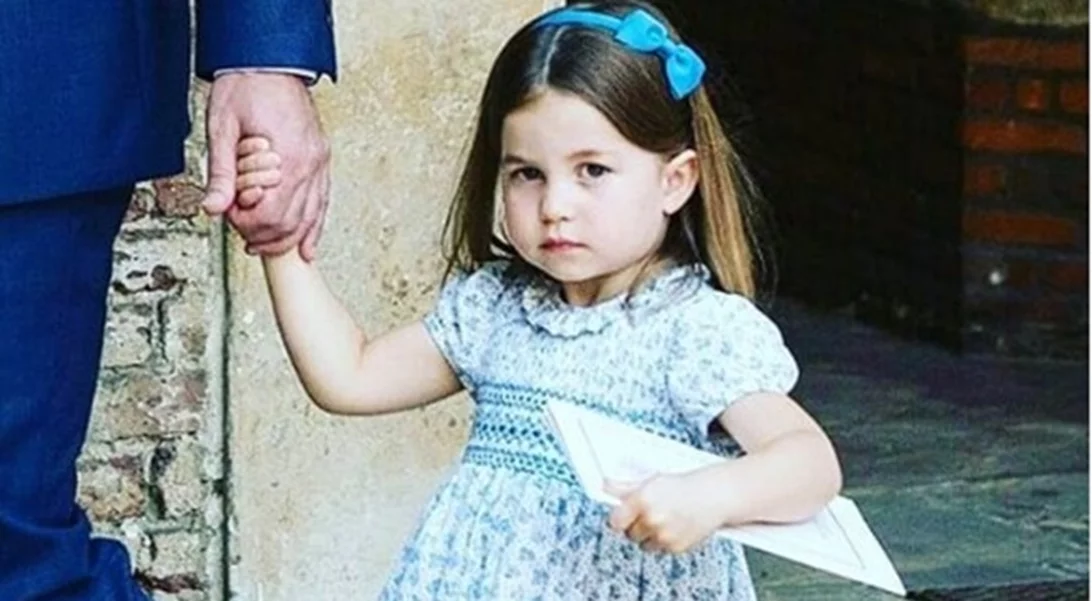 Πριγκίπισσα Charlotte | Οι νέες τις γκριμάτσες μέσα από το παράθυρο