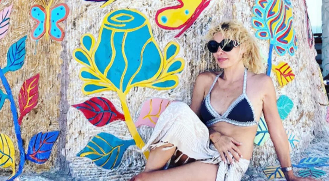 Ελένη Μενεγάκη | Ποζάρει στην παραλία στην Ίο!