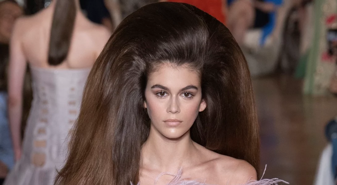 Massive Hair: Τι συμβαίνει με τον υπερβολικό όγκο στα μαλλιά; Διάβασέ το, θα γελάσεις!