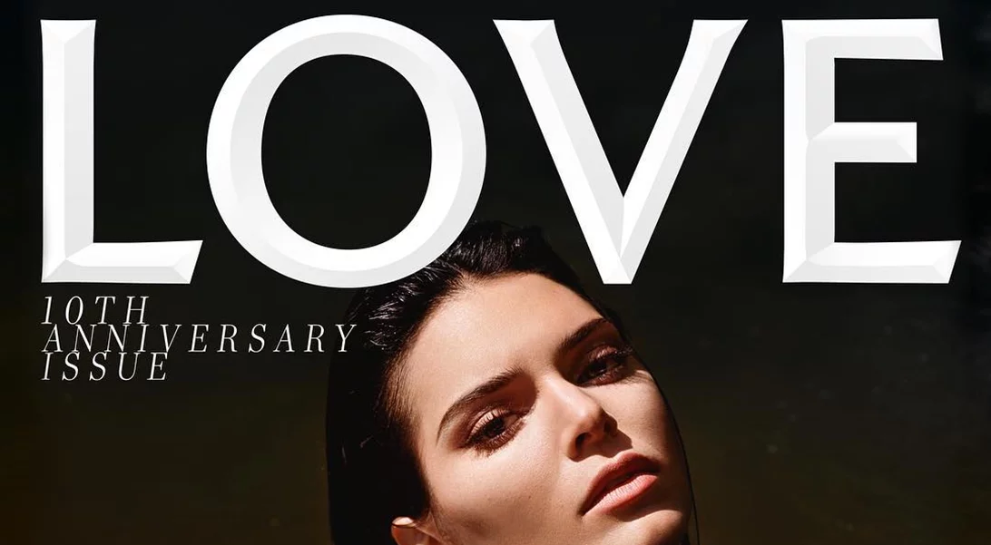 Η Kendall Jenner ποζάρει topless μέσα σε μία λίμνη