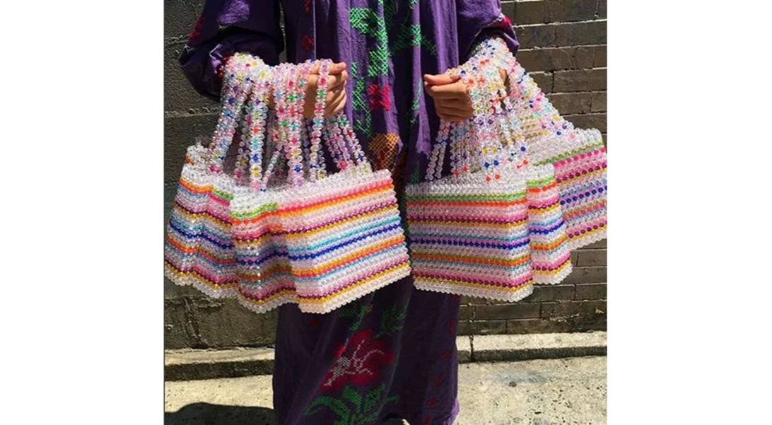 Η τσάντα που βλέπουμε παντού φέτος το καλοκαίρι και η ιστορία της