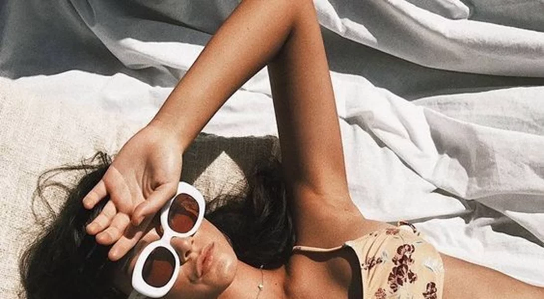 Ούτε κομμωτήριο, ούτε κόπος! Η θεραπεία για τέλεια μαλλιά που μπορείς να κάνεις μόνη σου και στις διακοπές