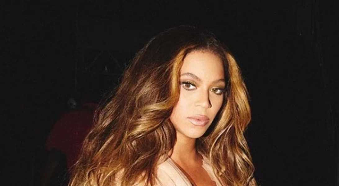 H Beyoncé εντυπωσιάζει με διάφανο catsuit και knee-high μπότες