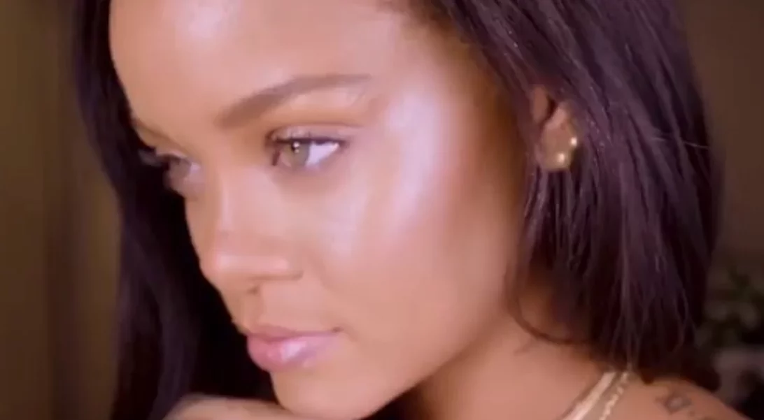 Το νέο tutorial της Rihanna σού μαθαίνει πού να βάζεις highlighter
