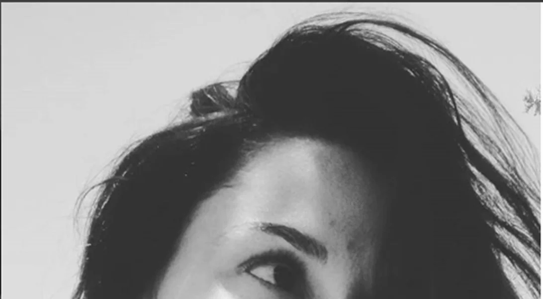 Η Κατερίνα Παπουτσάκη με το πιο cool outfit για βραδινές βόλτες στο κέντρο της πόλης