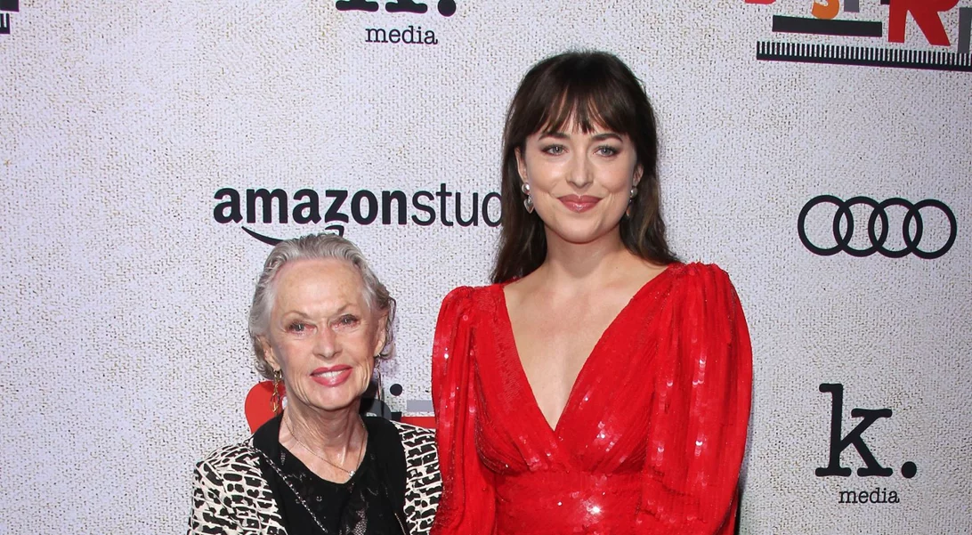 Dakota Johnson | Περπάτησε στο κόκκινο χαλί μαζί με την γιαγιά της