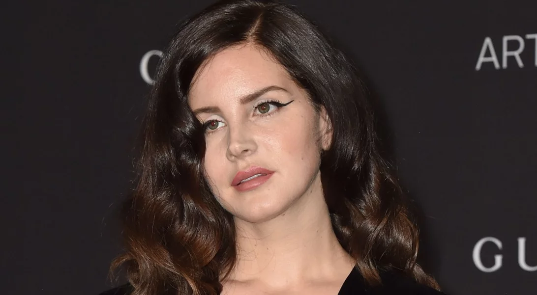 Lana Del Rey | Δέχθηκε αρνητικά σχόλια για την επιλογή μάσκας σε εκδήλωση