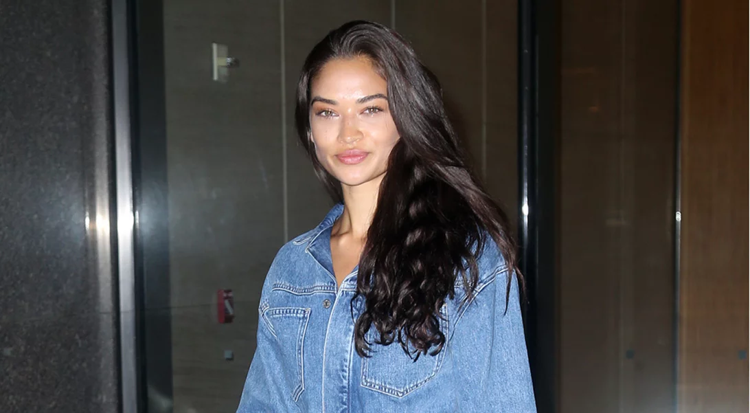 Δεν θα δεις ωραιότερο τρόπο να φορέσεις τη τζιν ολόσωμη φόρμα