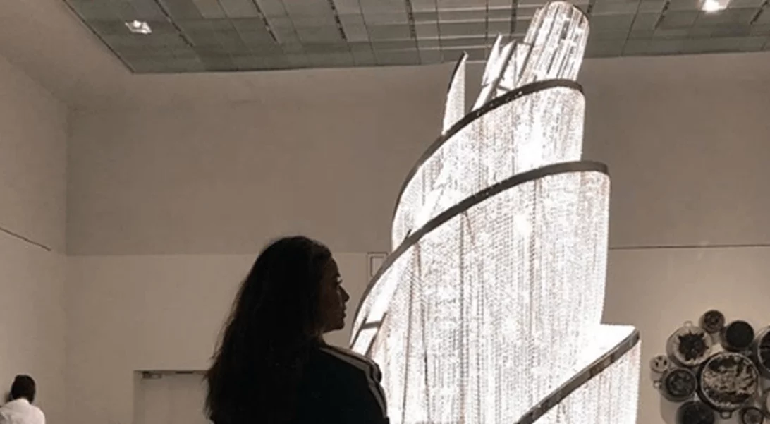 Στόλισε χριστουγεννιάτικο δέντρο φορώντας το μαγιό της!