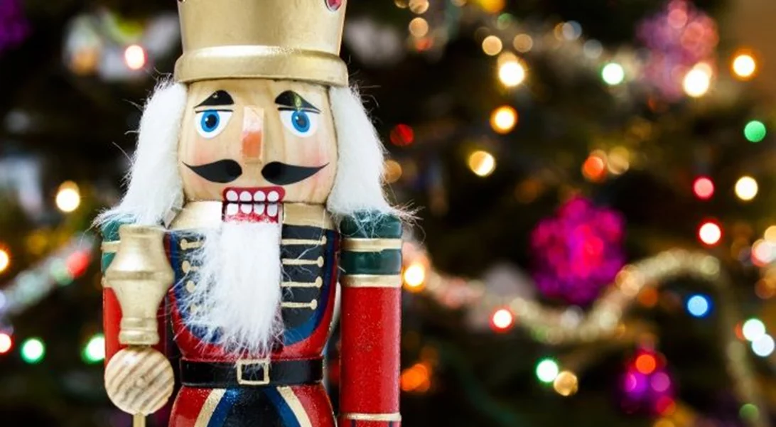 Η Μάρω Παρασκευούδη βαθμολογεί τα πιο γιορτινά μέρη της Αθήνας