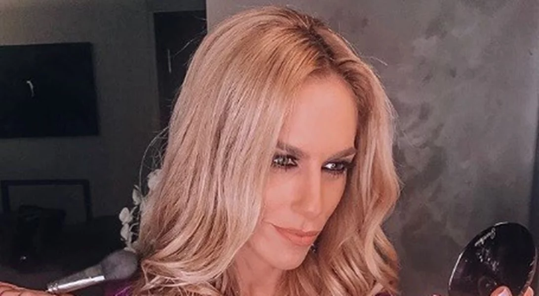 Ηλιοθεραπεία στην τοποθεσία ταράτσα | (Και) η Ντορέττα Παπαδημητρίου βρήκε τον τρόπο για μαύρισμα