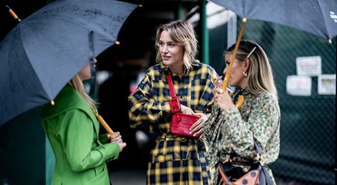 Τι να φορέσω όταν βρέχει | 10 cool outfits για στυλ και στη βροχή