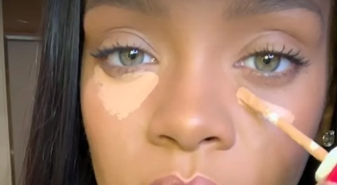 Η Rihanna κυκλοφορεί 40 αποχρώσεις concealer και σου δείχνει πώς το φοράει η ίδια σε ένα βίντεο