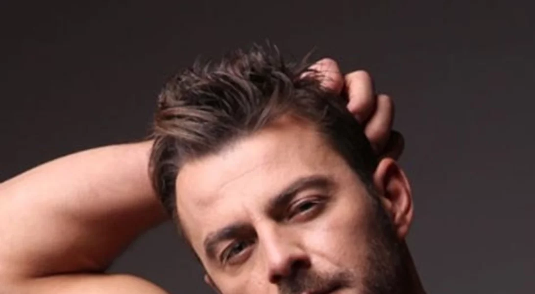 Ο Γιώργος Αγγελόπουλος ανοίγει το σπίτι του για πρώτη φορά