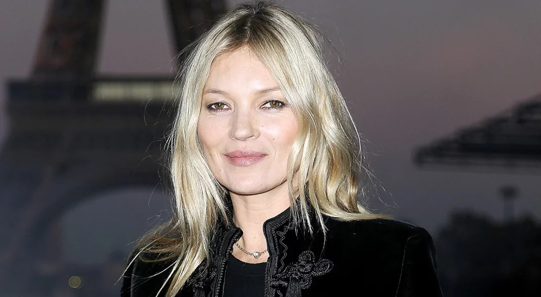 H Kate Moss φόρεσε το πανωφόρι της σεζόν που θα βρεις σε Zara, Mango και Η&Μ