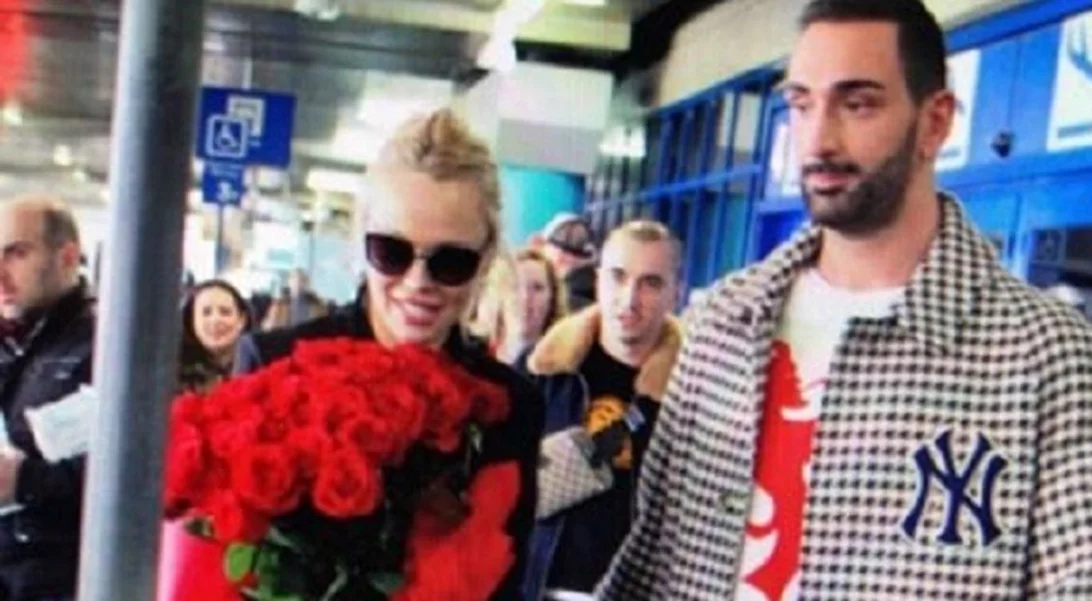 Στην Ελλάδα η Pamela Anderson |  Το total black look και η θερμή υποδοχή από τον Νίκο Κοκλώνη (pics)