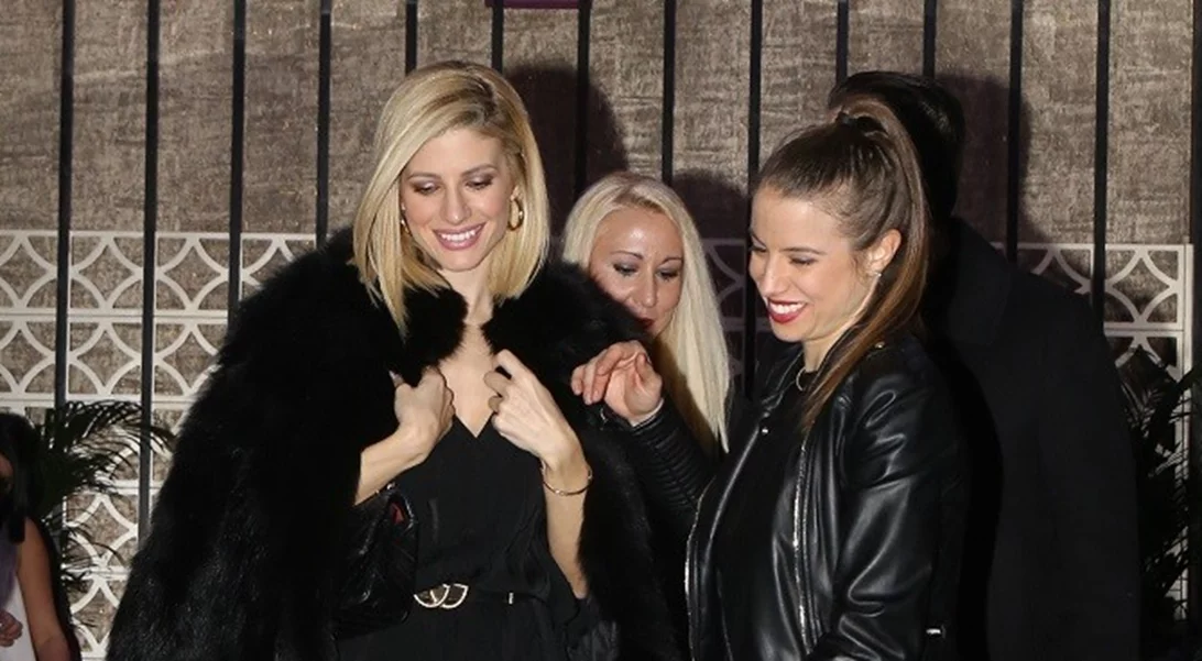 Ευαγγελία Αραβανή | Διασκέδασε στον αγαπημένο της μαζί με την αδερφή της (φωτογραφίες)