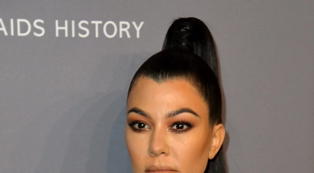 H Kourtney Kardashian έχει έναν τελείως δικό της τρόπο που βάφεται και δεν μοιάζει με καμιά από τις αδελφές της