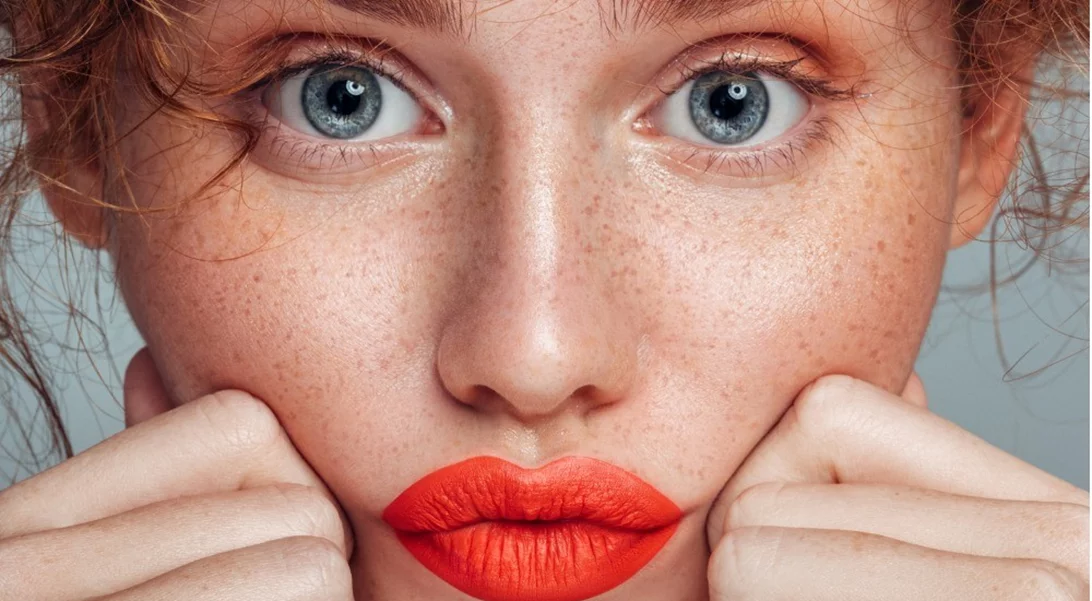 Πώς θα φαίνομαι πιο νέα με μακιγιάζ; 7 tips για μακιγιάζ που «κρύβει» χρόνια