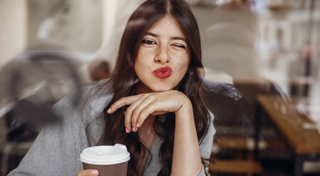 Πώς να αποκτήσω αυτοεκτίμηση; Τα 5 κριτήρια που ΔΕΝ μετράνε στην προσωπική αξία σου (αλλά νομίζεις ότι είναι τα μόνα)