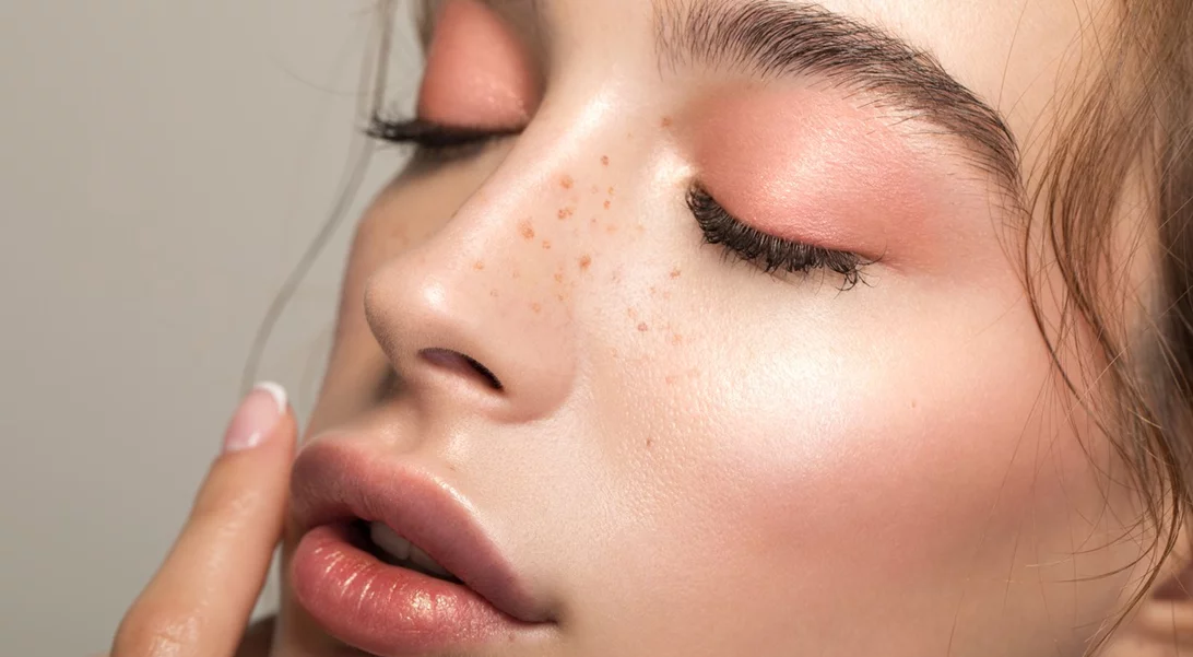 Πώς θα δεις την επιδερμίδα σου πιο λαμπερή από ποτέ με τον πιο φυσικό τρόπο