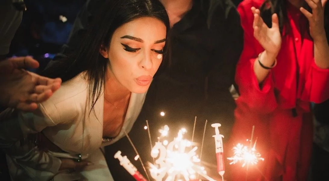 Γενέθλια για την Ελένη Φουρέιρα | Οι εκπλήξεις και οι δύο τούρτες! Πόσο χρονών έγινε; (vid)