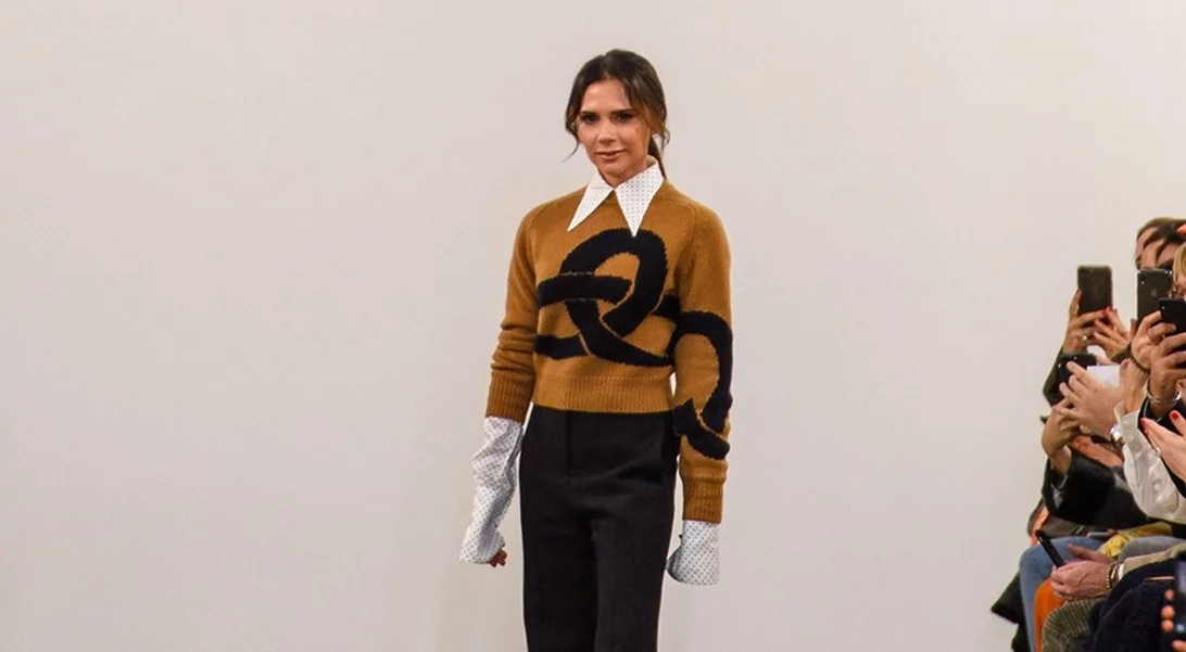 Victoria Beckham | Mε androgynous look ξανακάνει την iconic leg pose που λατρέψαμε