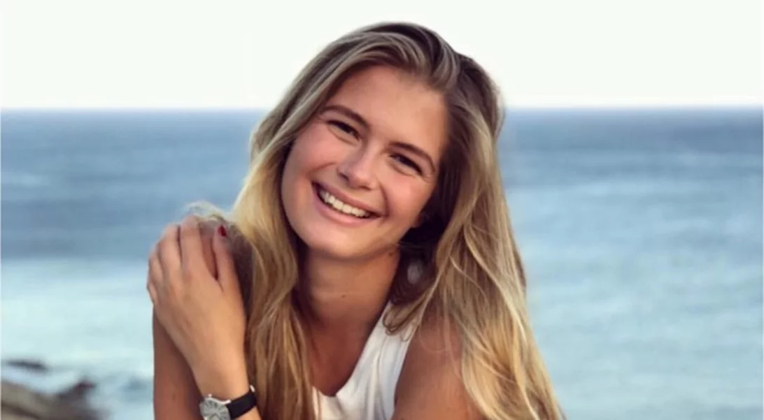 Αμαλία Κωστοπούλου | «Κλέβει» και φοράει ρούχα της Τζένης Μπαλατσινού από τα 90s