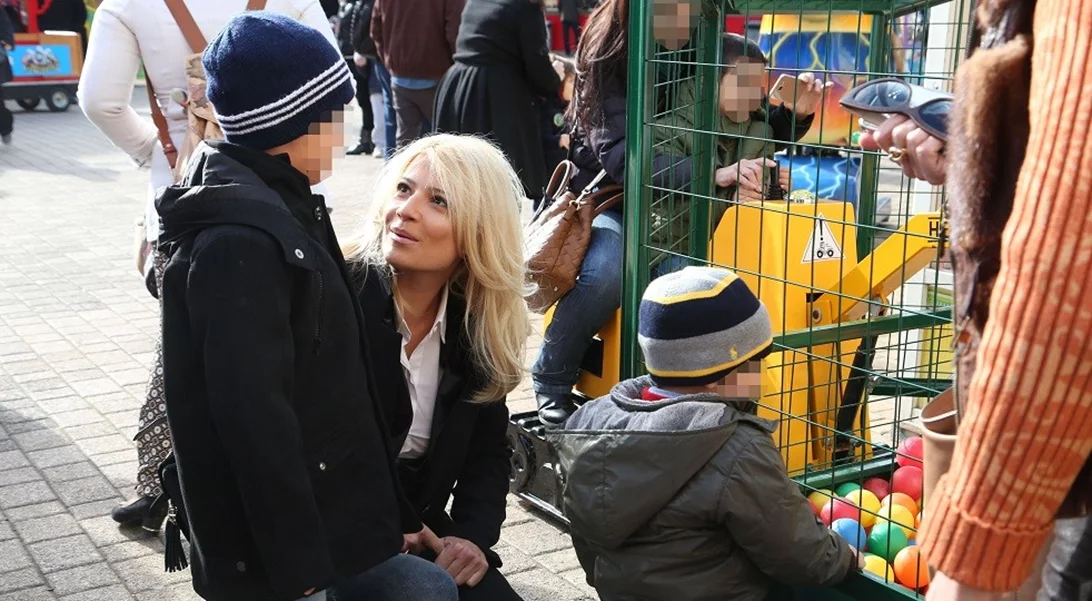 Φαίη Σκορδά | Χαλαρή βόλτα με τα παιδιά της! Δες τι φόρεσε