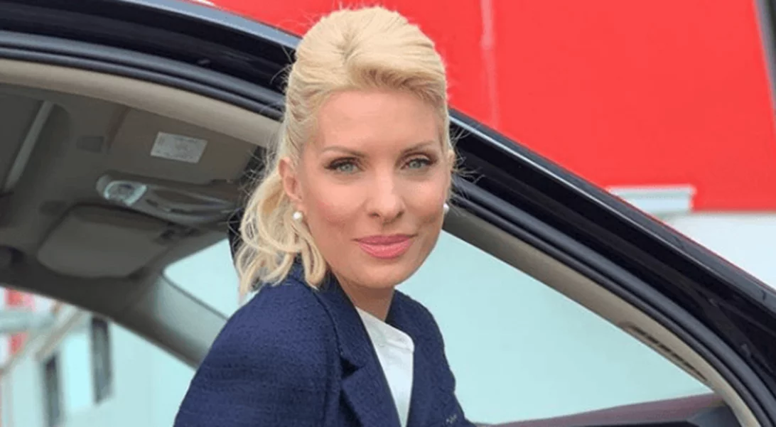 Από τα Μελίσσια με αγάπη | Δες την Ελένη Μενεγάκη να ποζάρει σαν μοντέλο κοντά στο σπίτι της