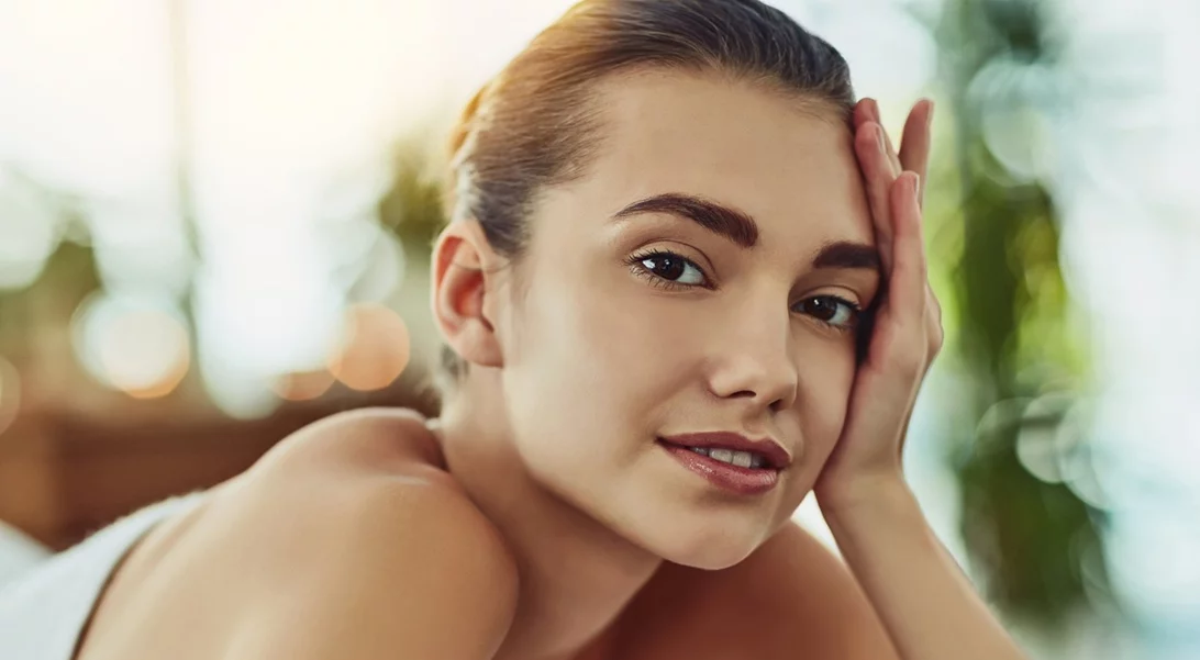 Η skin coach μας απαντάει: Τι κάνει πραγματικά ένα δέρμα τέλειο και συμβουλές για το καλοκαίρι