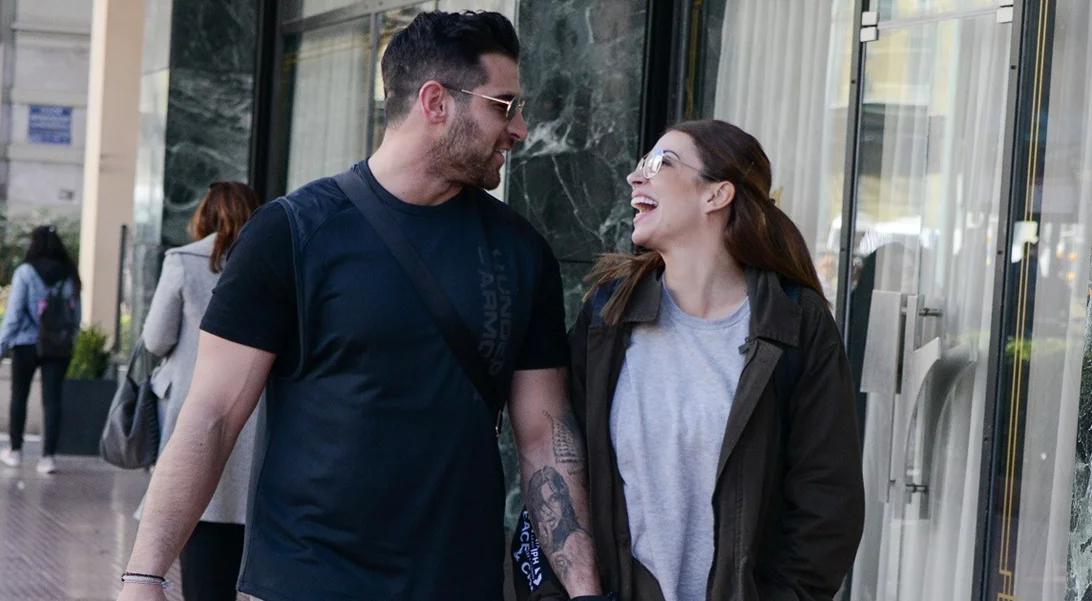 Ελένη Χατζίδου | Έξοδος με oversized T-shirt μετά την είδηση της εγκυμοσύνης της