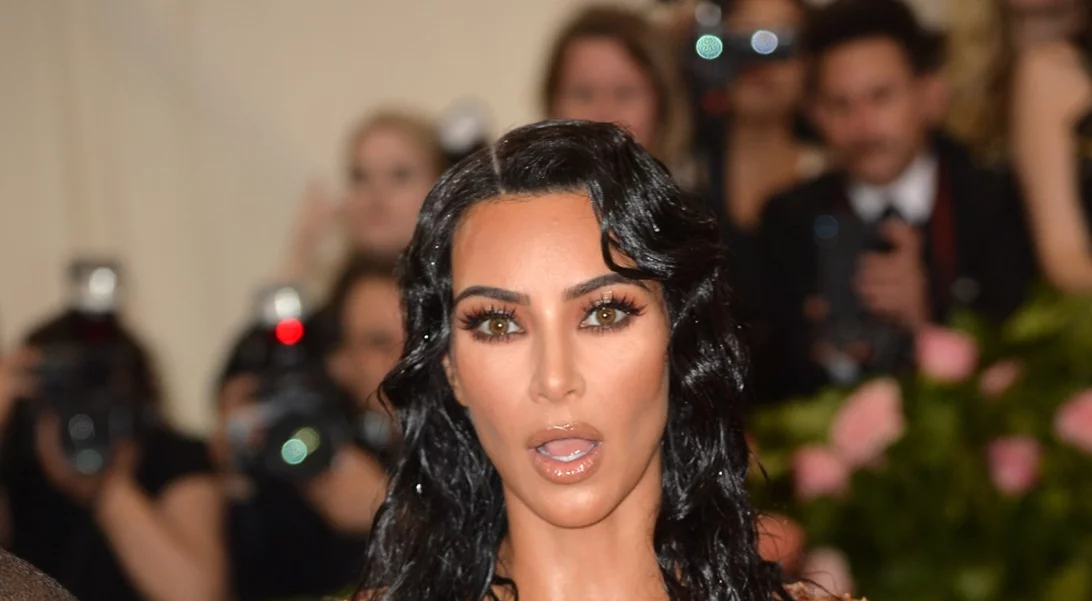 Το προϊόν που φόρεσε η Kim Kardashian στο μπούστο της και έδειχνε... τόσο τέλειο!