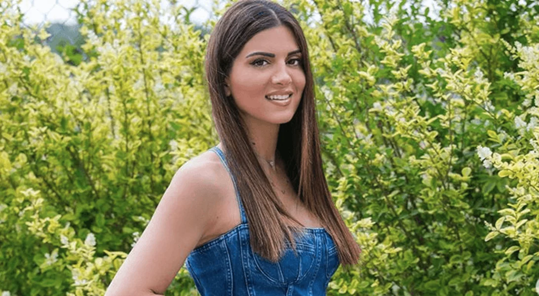 Σταματίνα Τσιμτσιλή | Με πολύ οικονομικό ρομαντικό τοπ που και είναι ιδανικό για ανοιξιάτικες εμφανίσεις