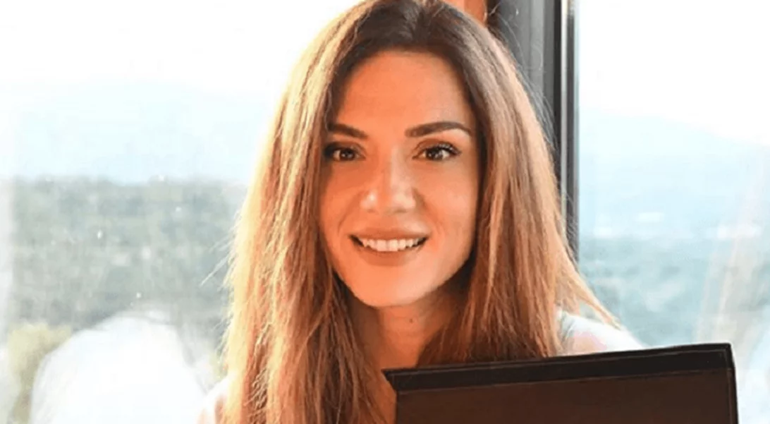 Βάσω Λασκαράκη | Η νέα φωτογραφία με τη βέρα της (και το cool ντύσιμο που πρέπει να δεις)