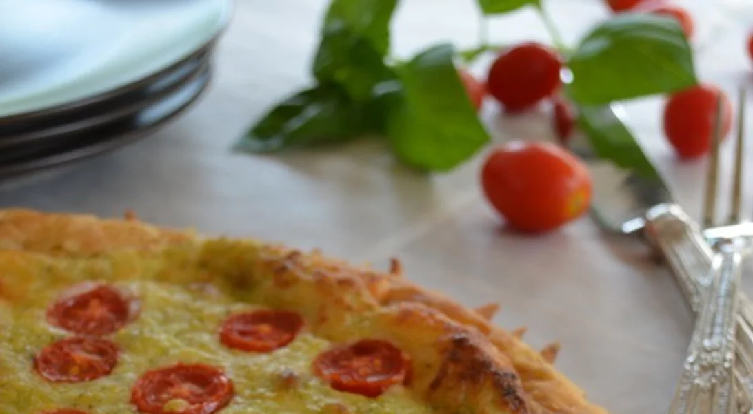 Αλμυρή τάρτα με πέστο βασιλικού και ντοματίνια