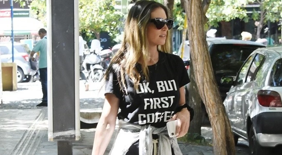 Αθηνά Οικονομάκου | Δες τη σε βόλτα της στο Κολωνάκι με καυτό σορτσάκι