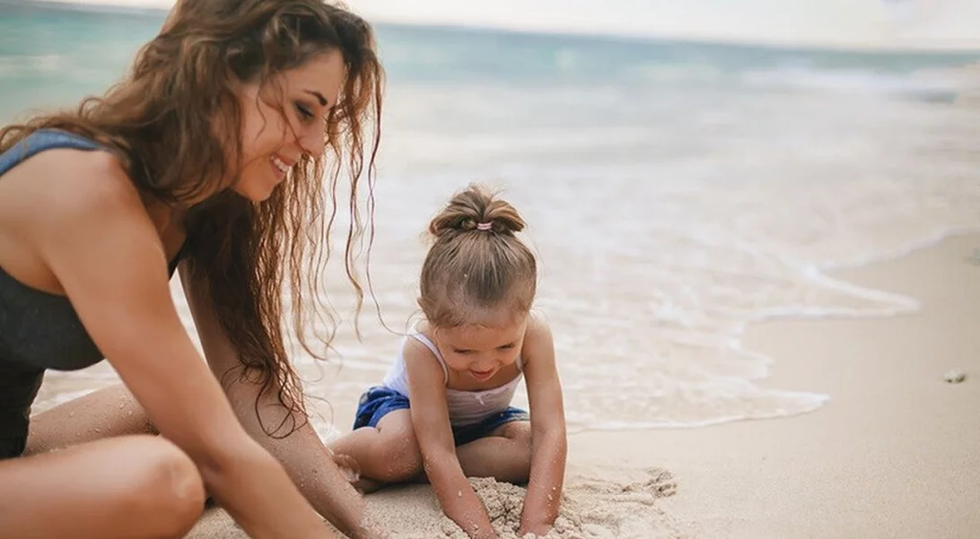 7 πράγματα που πρέπει να περιέχει η τσάντα παραλίας μιας μαμάς