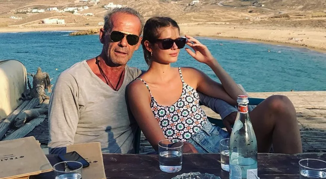 Αμαλία Κωστοπούλου | Στην Μύκονο με τον πατέρα της μετά τον γάμο της Τζένης Μπαλατσινού (pics)