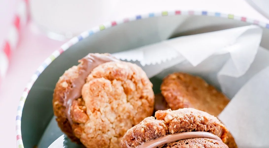 Γεμιστά μπισκότα βρώμης με φυστικοβούτυρο που θα λατρέψουν τα παιδιά