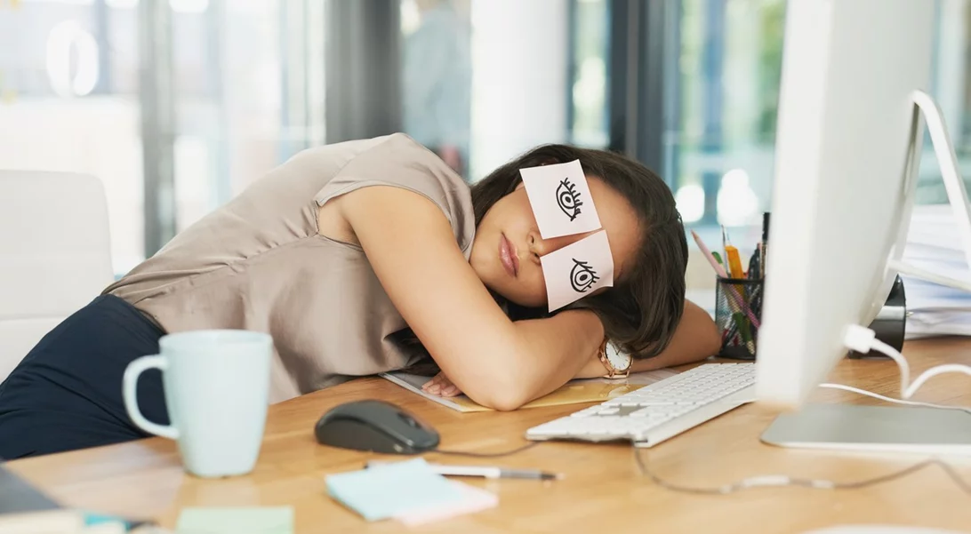 Οι αναπάντεχες τροφές που σε νυστάζουν στο γραφείο