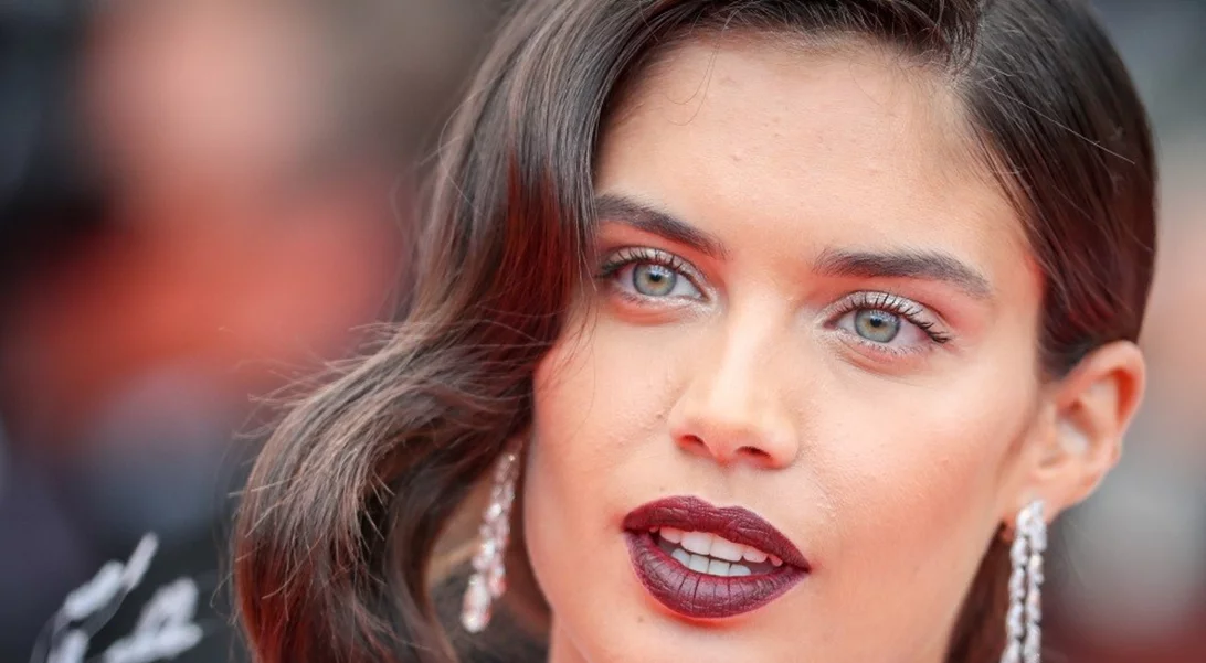 Ο Οκτώβριος είναι για σκούρα κραγιόν | Δες εδώ ποιο είναι το ιδανικό για εσένα