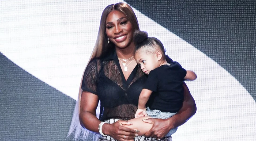 Η Serena Williams και η κόρη της Olympia με ίδιο look στο γήπεδο