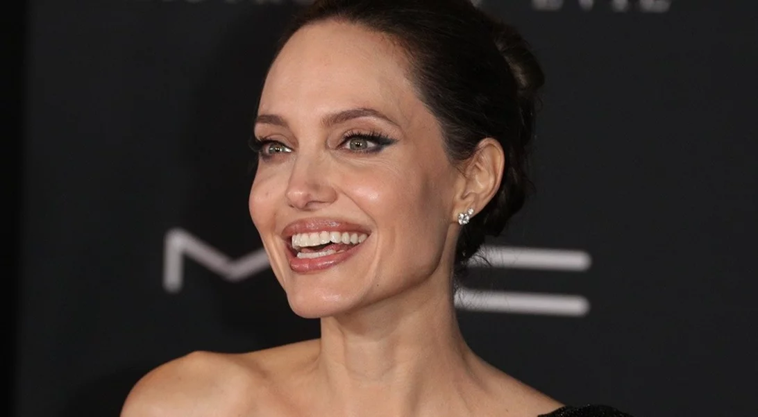 Η Angelina Jolie έγινε ξανθιά και είναι πιο εντυπωσιακή από ποτέ