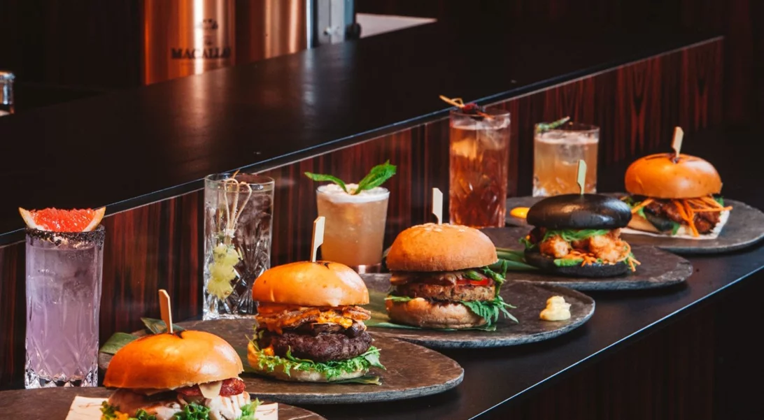 Burgers και Cocktails κάθε Πέμπτη βράδυ στο Juju Bar & Restaurant